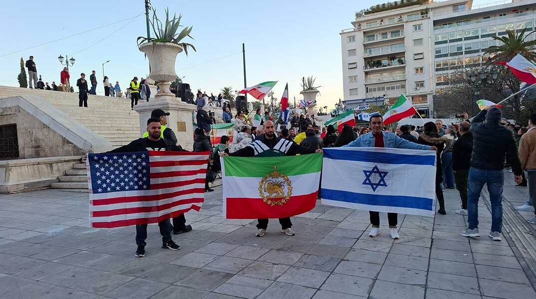 Ιρανοί συγκεντρώθηκαν στην πλατεία Συντάγματος πανηγυρίζονται για τον θάνατο του Αγιατολάχ Χαμενεΐ