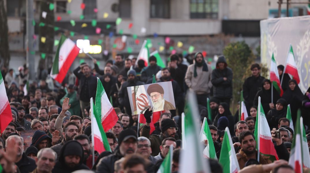 Explainer: Η νομιμότητα των επιθέσεων ΗΠΑ και Ισραήλ στο Ιράν στο μικροσκόπιο - Νομικοί εμπειρογνώμονες αναλύουν τις κινήσεις των εμπλεκόμενων χωρών 