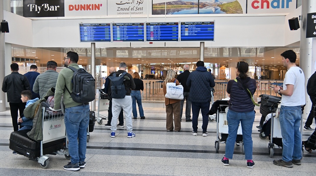 Πολίτες σε αεροδρόμιο του Λιβάνου