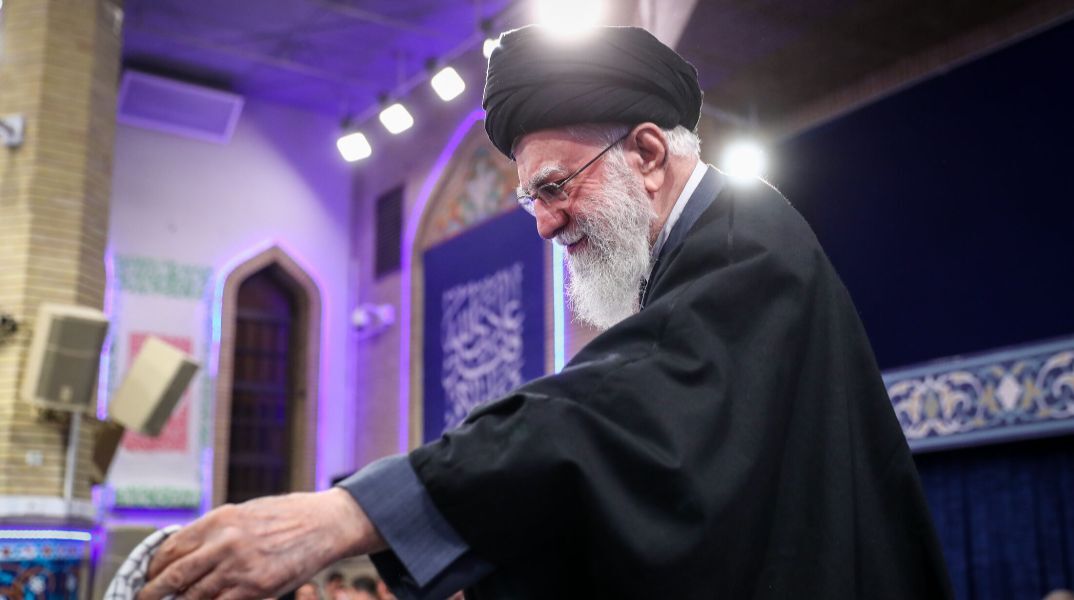 Ποιος κυβερνά το Ιράν τώρα και ποιoς θα είναι ο διάδοχος του Χαμενεΐ 