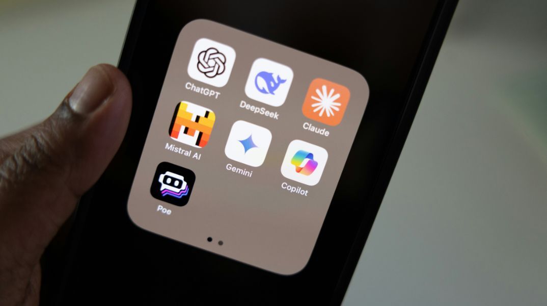 Τεχνητή νοημοσύνη: Άλμα δημοτικότητας για το Claude της Anthropic μετά το «όχι» στην αυτόνομη δράση όπλων, παρά τη νέα συμφωνία του Πενταγώνου με την OpenAI.