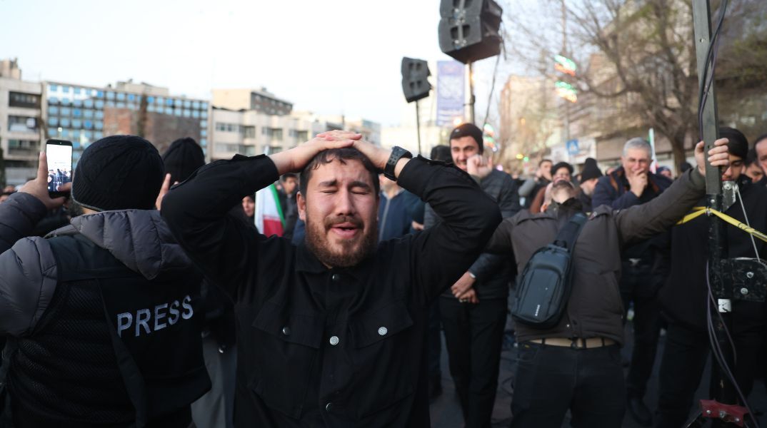 Η ΕΕ προετοιμάζεται για πιθανή μαζική έξοδο προσφύγων από το Ιράν, ενώ οι συνολικές αιτήσεις ασύλου στην Ευρώπη παρουσίασαν πτώση 20% το περασμένο έτος.