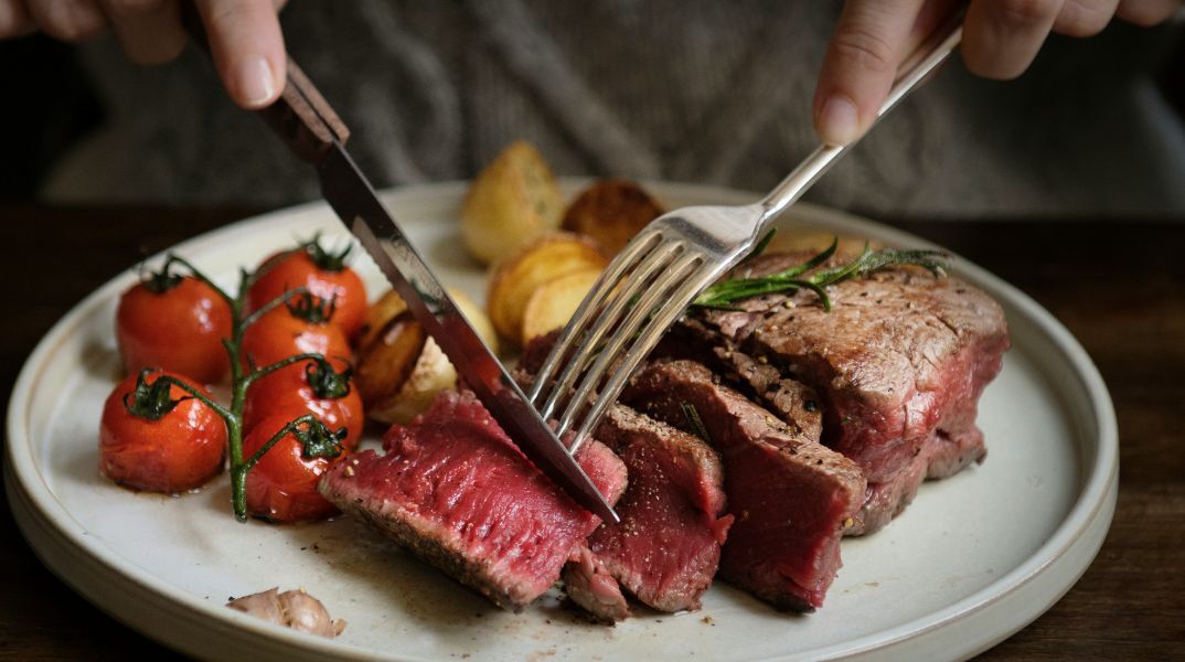 Πάνω από το 25% των υγιών ετών που χάνονται από καρκίνο μαστού συνδέεται με κάπνισμα, κόκκινο κρέας, παχυσαρκία και χαμηλή άσκηση, δείχνει νέα μελέτη.