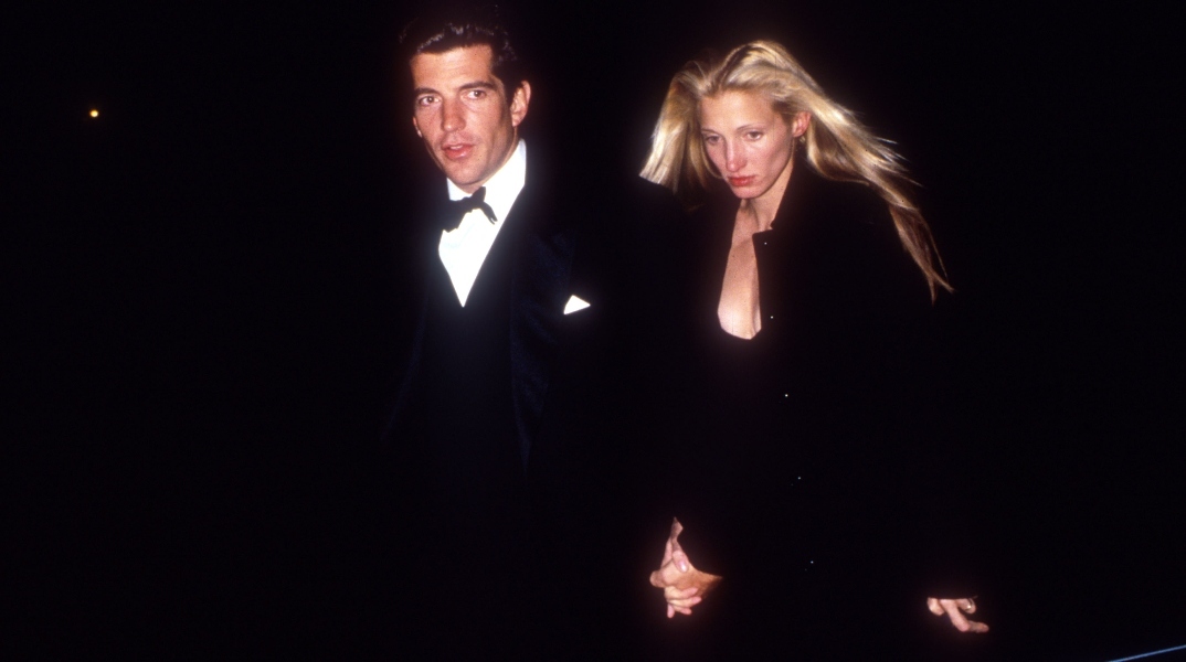 Οργή για τη σειρά που αναβιώνει την ερωτική σχέση του Κένεντι Τζούνιορ με την Καρολίν Μπεαέτ