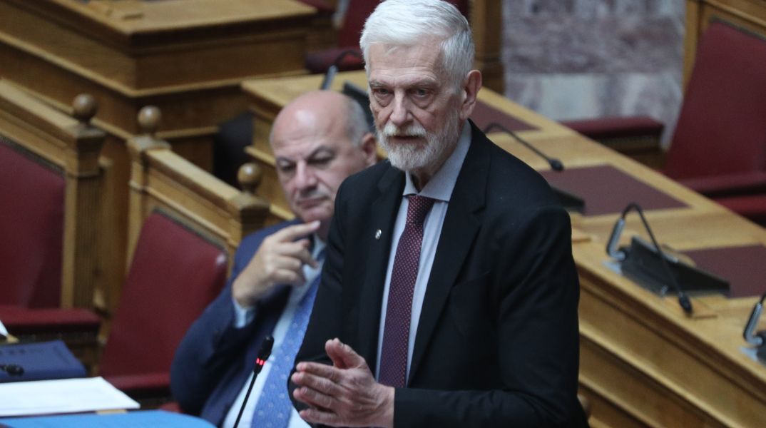 Ο Γιάννης Λοβέρδος ανακοίνωσε ότι 1.500 Έλληνες ζητούν επαναπατρισμό από τα ΗΑΕ - Το ΥΠΕΞ έχει έτοιμο σχέδιο δράσης λόγω των εξελίξεων στη Μέση Ανατολή.