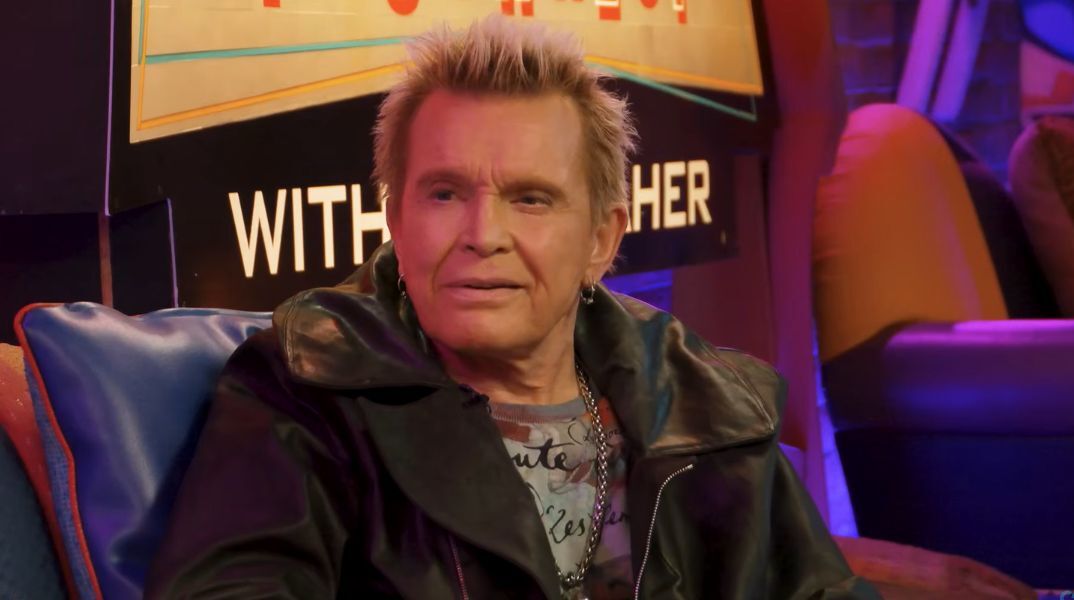 Ο Μπίλι Άιντολ παραδέχεται ότι κάπνιζε κρακ για να απεξαρτηθεί από την ηρωίνη - Ο θρυλικός ρόκερ περιγράφει τη δύσκολη πορεία του προς τη νηφαλιότητα.