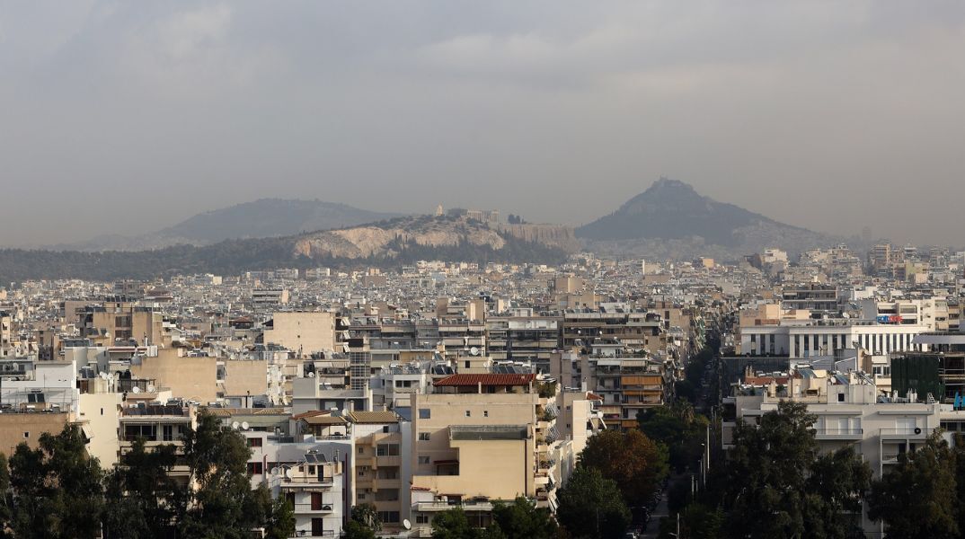 Ο καιρός σήμερα: Βροχές και καταιγίδες στα βόρεια, σκόνη και άνεμοι έως 5 μποφόρ - Έως 20°C η θερμοκρασία, τοπικά περιορισμένη ορατότητα.