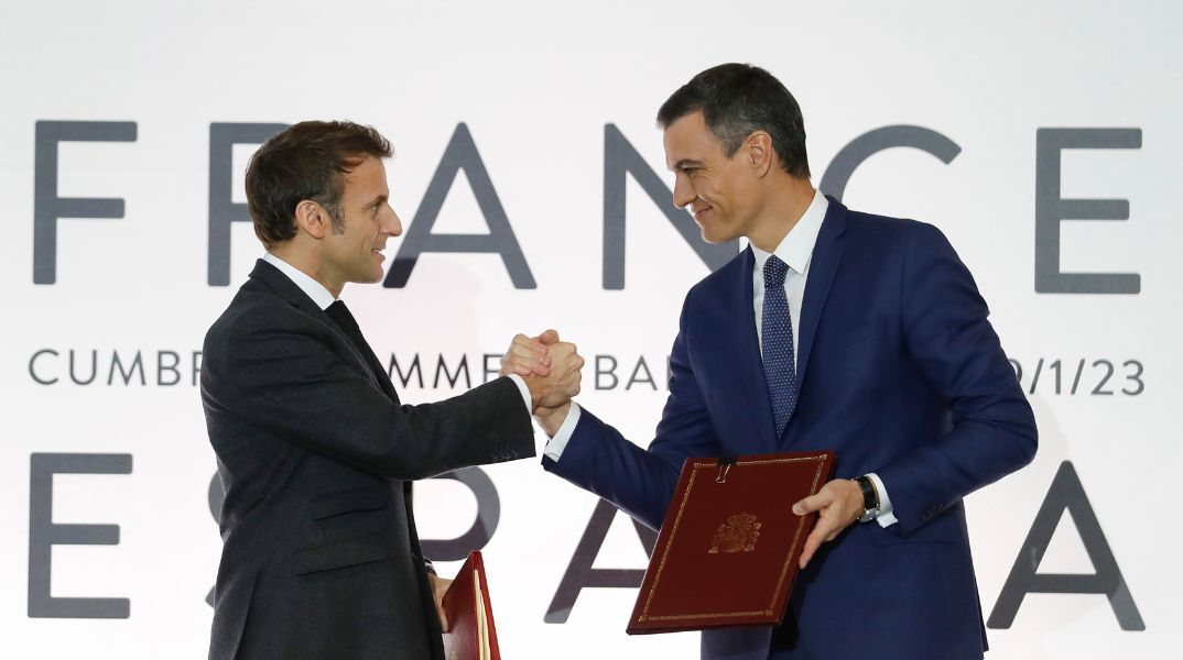 Ο Εμανουέλ Μακρόν εξέφρασε τη στήριξή του στον Πέδρο Σάντσεθ μετά τις απειλές Τραμπ για κυρώσεις - Συγκαλεί εκτάκτως το γαλλικό Συμβούλιο Άμυνας.