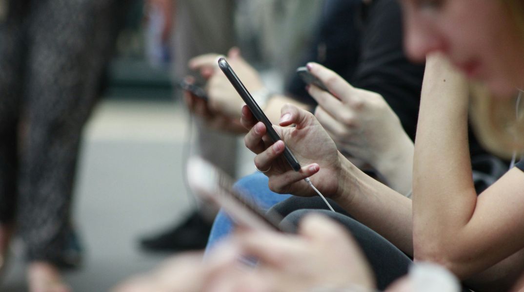 Το υπουργείο Ψηφιακής Διακυβέρνησης εξασφάλισε δωρεάν ομιλία και data για Έλληνες στη Μέση Ανατολή, σε συνεργασία με τους παρόχους κινητής τηλεφωνίας.