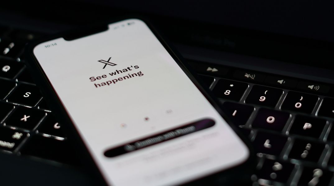 Το X καταργεί τη χρηματοδότηση χρηστών που αναρτούν AI βίντεο πολέμου χωρίς σήμανση - Η νέα πολιτική προβλέπει έως και μόνιμο αποκλεισμό από τα έσοδα.