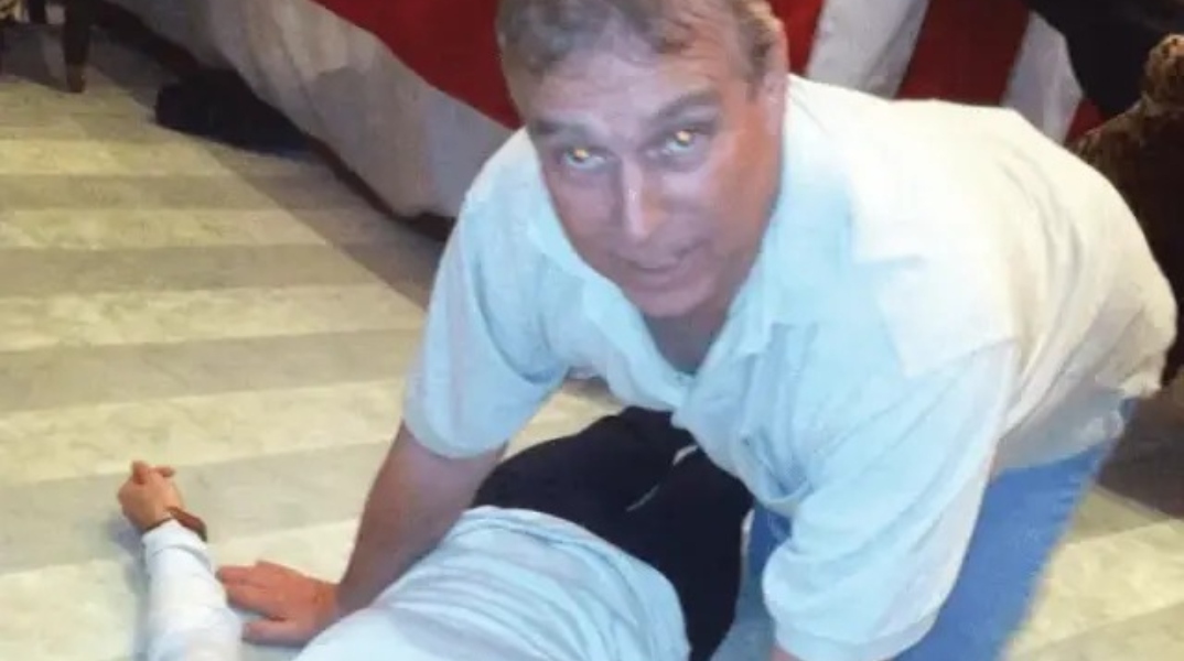 Η επίμαχη φωτογραφία που έκαψε τον πρώην πρίγκιπα Άντριου 