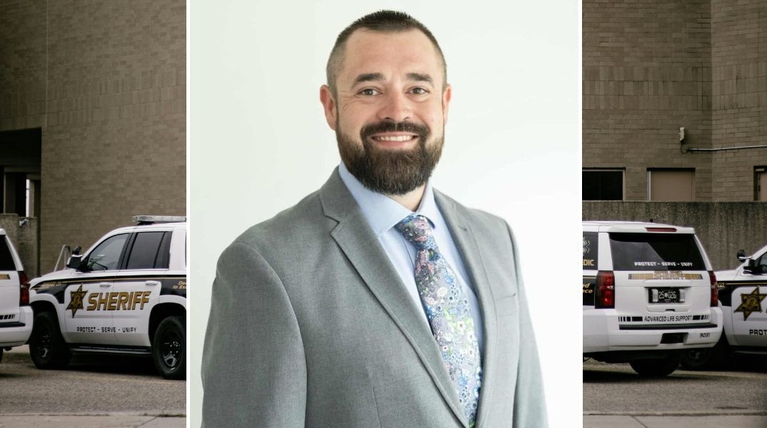 Υπόδικος για φόνο κέρδισε το χρίσμα για σερίφης στο Αρκάνσας - Είχε σκοτώσει τον κακοποιητή της κόρης του και τώρα είναι το φαβορί για τις εκλογές.