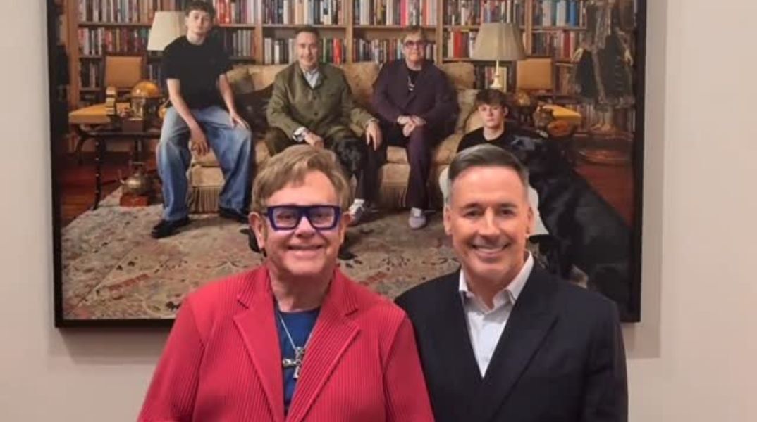 Το πορτρέτο του Έλτον Τζον και της οικογένειάς του εκτίθεται στην Εθνική Πινακοθήκη στο Λονδίνο, σε έργο της Κάθριν Όπι που εγκαινιάζει νέα έκθεση.