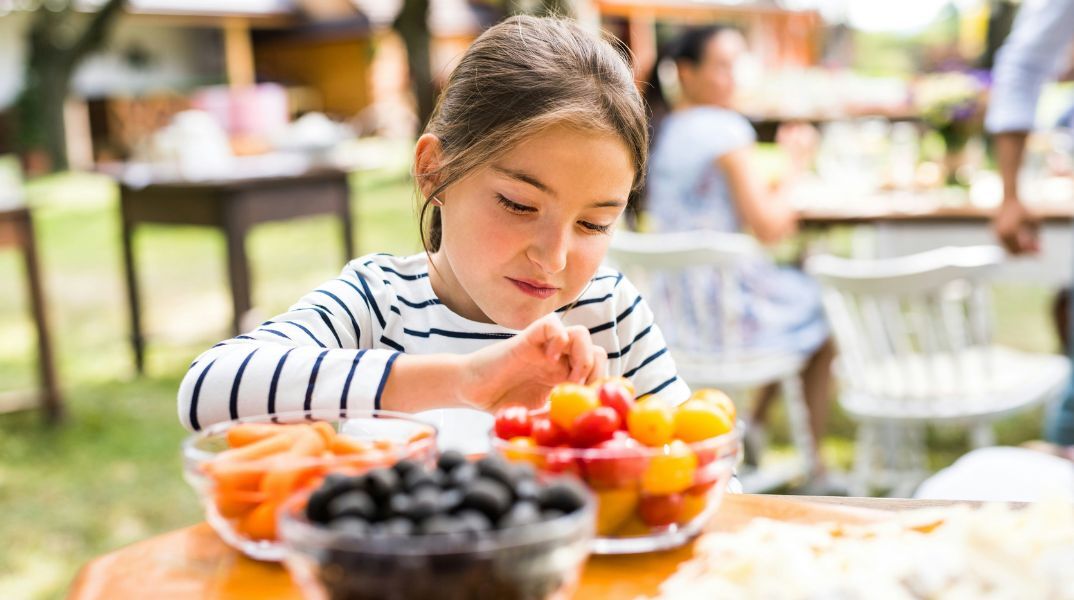 Γιατρός υποστηρίζει ότι ένα φρούτο είναι επικίνδυνο λόγω φυτοφαρμάκων και σακχάρων, προκαλώντας συζήτηση για την ασφάλεια των τροφίμων.
