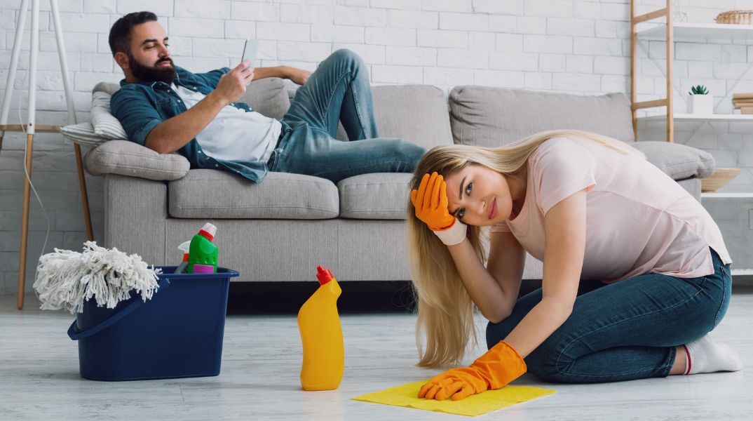 Διεθνής έρευνα δείχνει ότι πολλοί νέοι άνδρες έχουν πιο παραδοσιακές απόψεις για τους ρόλους των φύλων σε σχέση με παλαιότερες γενιές