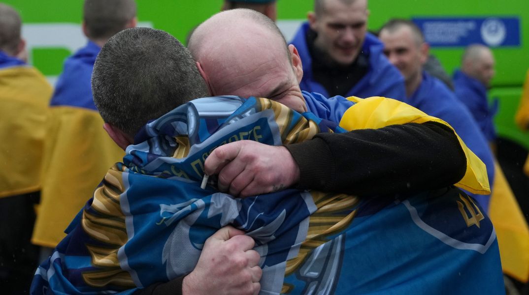 Ρωσία και Ουκρανία ανταλλάσσουν 500 αιχμαλώτους πολέμου σε δύο ημέρες, βάσει συμφωνίας της Γενεύης, με τη μεσολάβηση ΗΑΕ και ΗΠΑ.