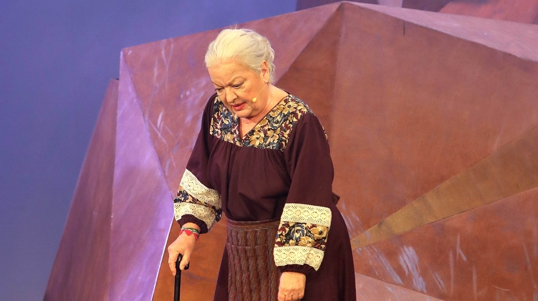 Η Τάνια Τσανακλίδου εμφανίστηκε με μπαστούνι στη σκηνή