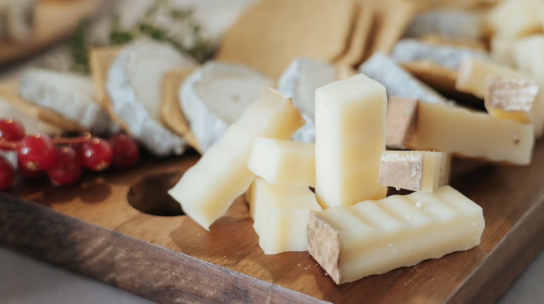 Ένα σεμινάριο γύρω από τα γαλλικά τυριά και το κρασί στο Nora's Deli στο Κολωνάκι