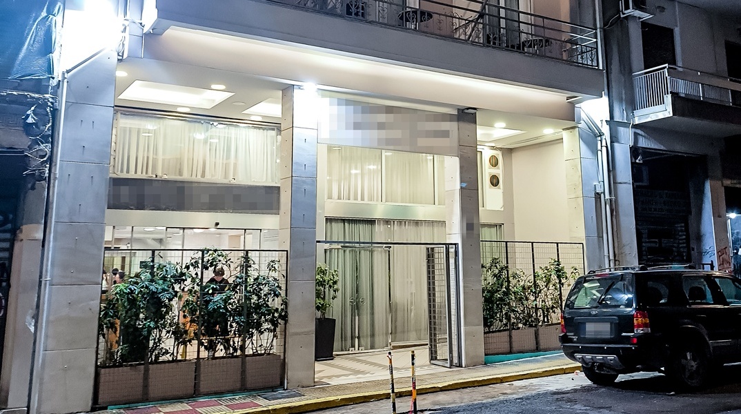 Το ξενοδοχείο από όπου έπεσε ο 15χρονος στα εξάρχεια