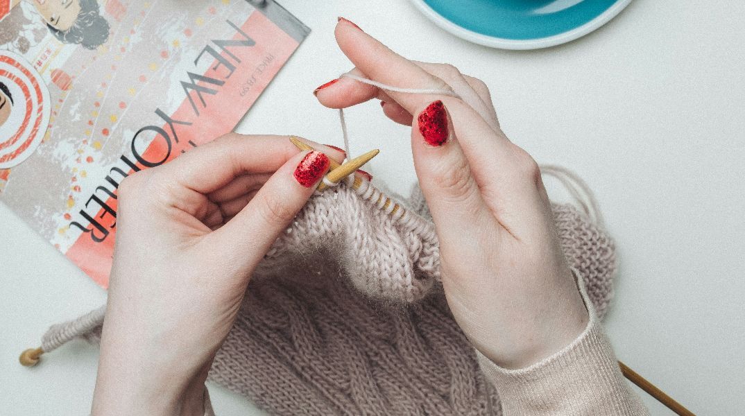 Πλέξιμο: Η θεραπευτική συνήθεια που ηρεμεί το μυαλό και διώχνει τις σκέψεις που σας βασανίζουν