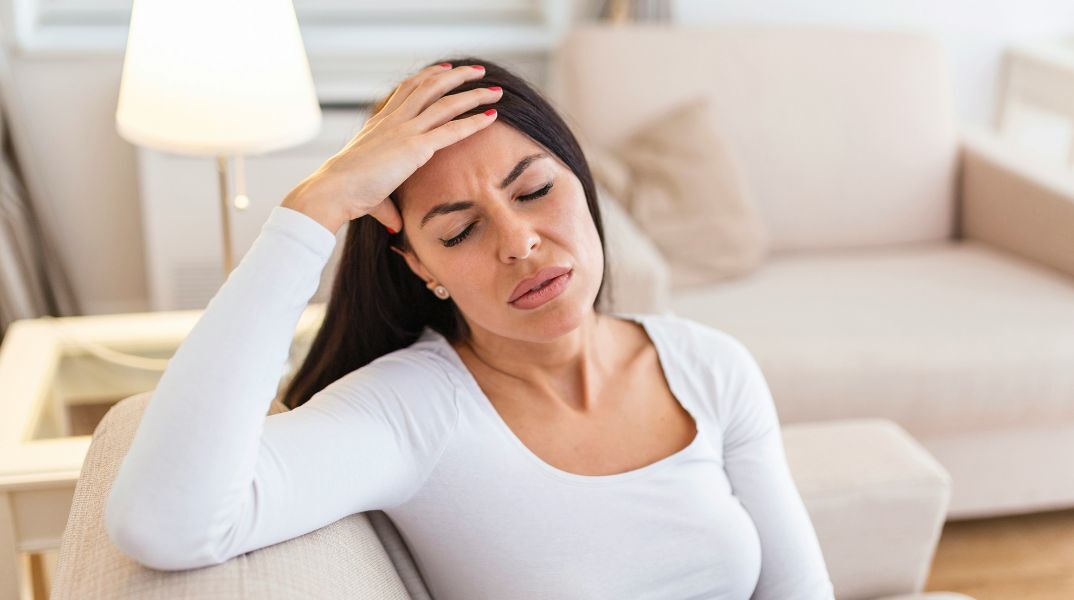 Ποιος πονοκέφαλος είναι σημάδι κινδύνου και απαιτεί άμεση νοσηλεία - Γιατρός εξηγεί τι μπορεί να κρύβεται πίσω από τα συμπτώματα