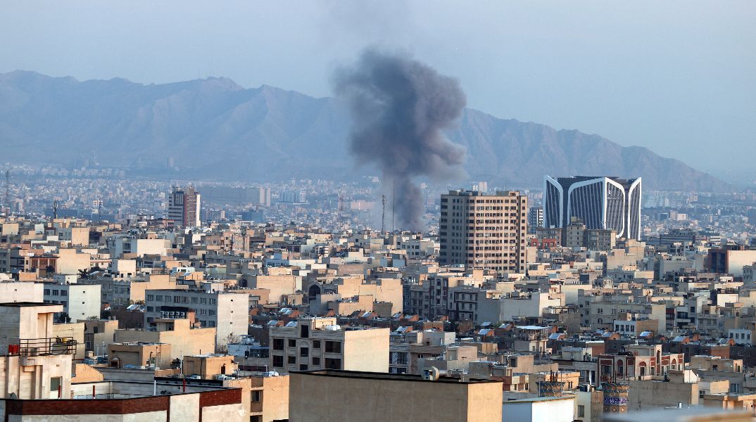 Το Ισραήλ σφυροκοπά την Τεχεράνη, με πυραύλους απαντά το Ιράν - Στις φλόγες το αεροδρόμιο Μεχραμπάντ 