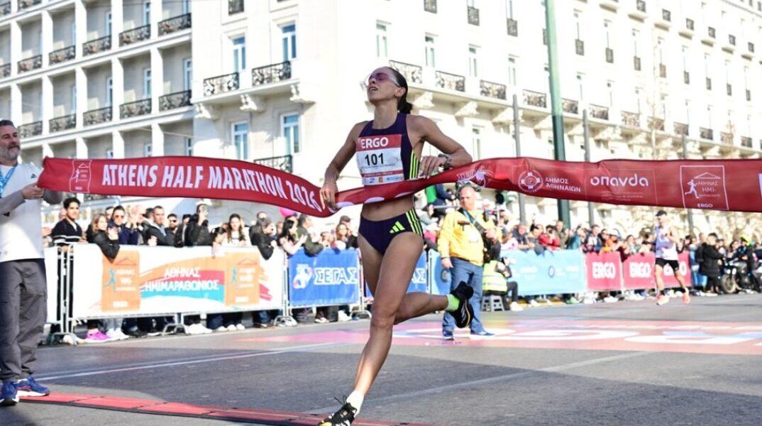 Νικητής με ρεκόρ αγώνα στον Ημιμαραθώνιο Αθήνας ο Μπιτάδος, τρίτος τίτλος για την Μαρινάκου