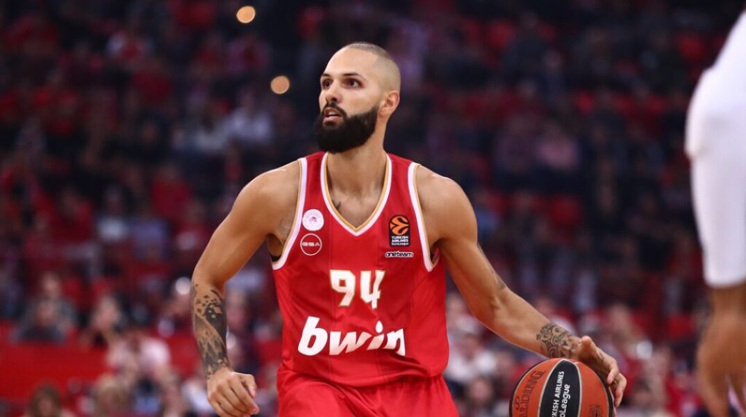 Ολυμπιακός – ΠΑΟΚ: Το viral πανό μικρού φίλου των ερυθρόλευκων για τον Εβάν Φουρνιέ