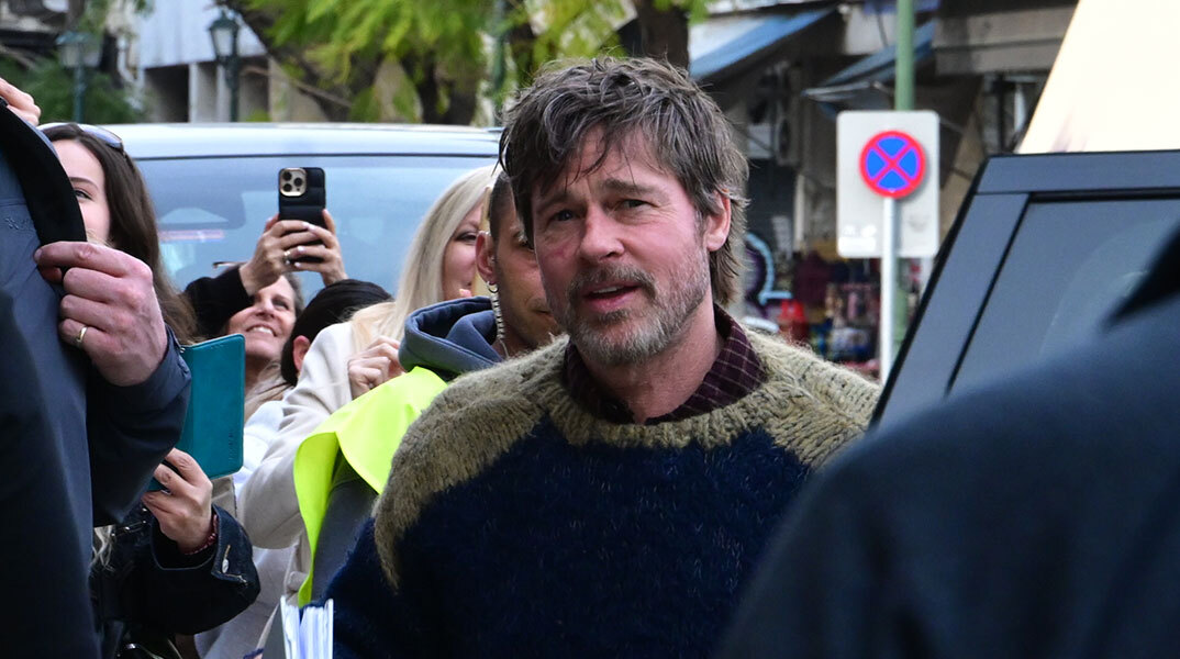 Ο Μπραντ Πιτ στην πλατεία Κοτζιά στην Αθήνα για τα γυρίσματα της ταινίας «The Riders» © ΤΑΤΙΑΝΑ ΜΠΟΛΑΡΗ/EUROKINISSI