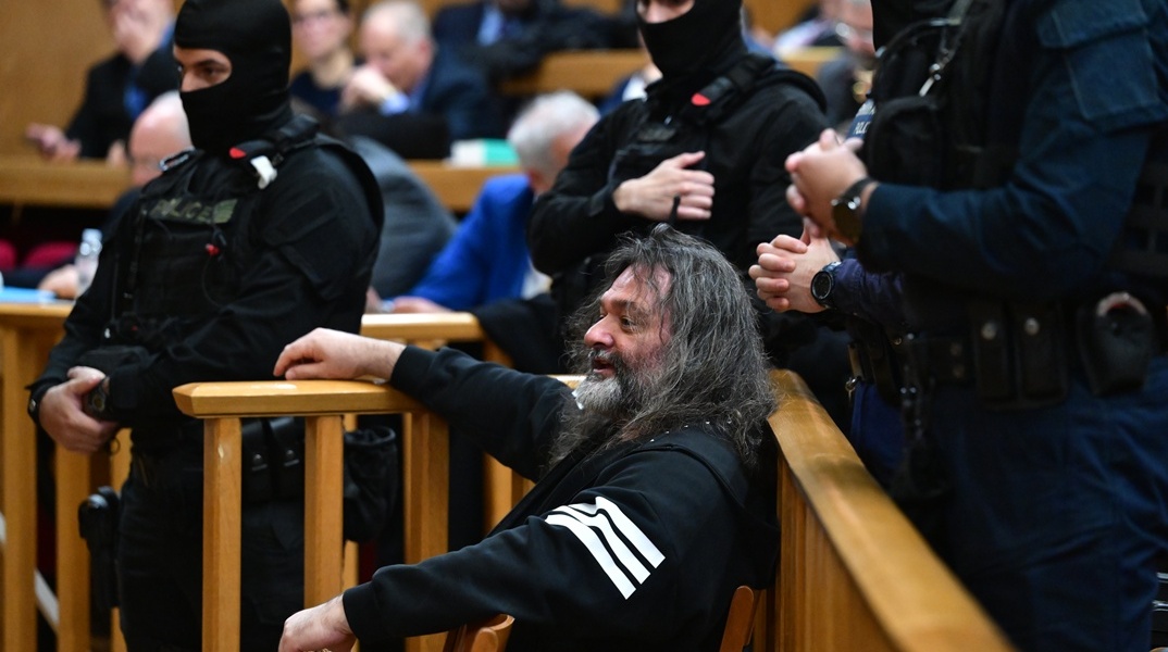 Ο Γιάννης Λαγός κατηγορούμενος στη δίκη για την εγκληματική οργάνωση Χρυσή Αυγή