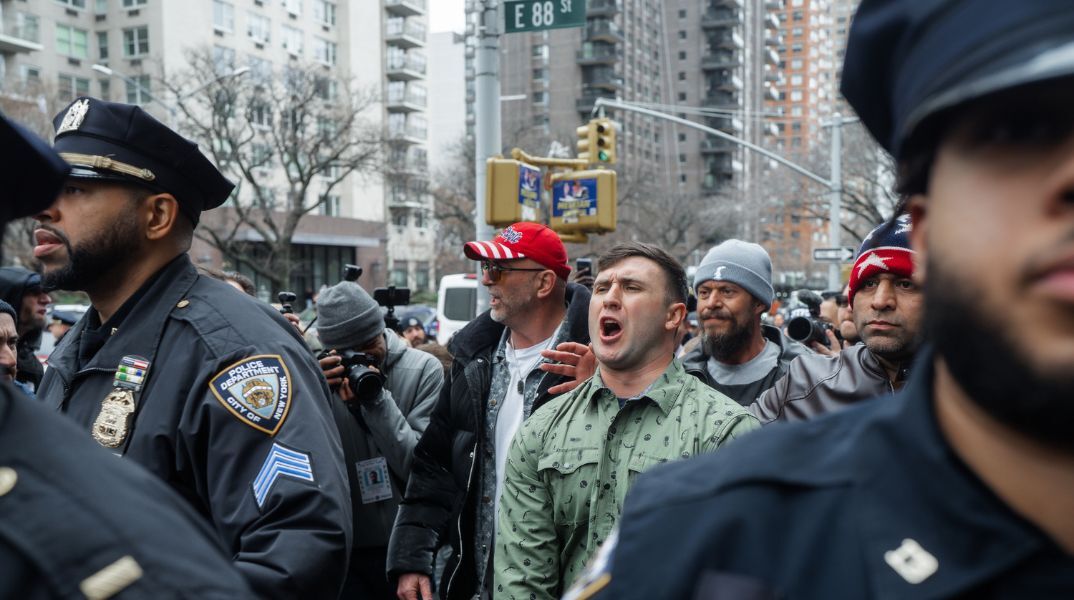 Αυτοσχέδιος εκρηκτικός μηχανισμός εκτοξεύτηκε έξω από την κατοικία του δημάρχου Νέας Υόρκης, Ζοχράν Μαμντάνι, κατά τη διάρκεια αντι-ισλαμικής διαδήλωσης.