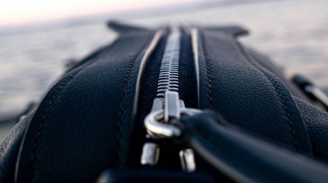 Δύο 16χρονοι συνελήφθησαν στη Νέα Ζηλανδία αφού άφησαν κατά λάθος σακίδιο με κάνναβη και 3.700 δολάρια έξω από φιλανθρωπικό κατάστημα.