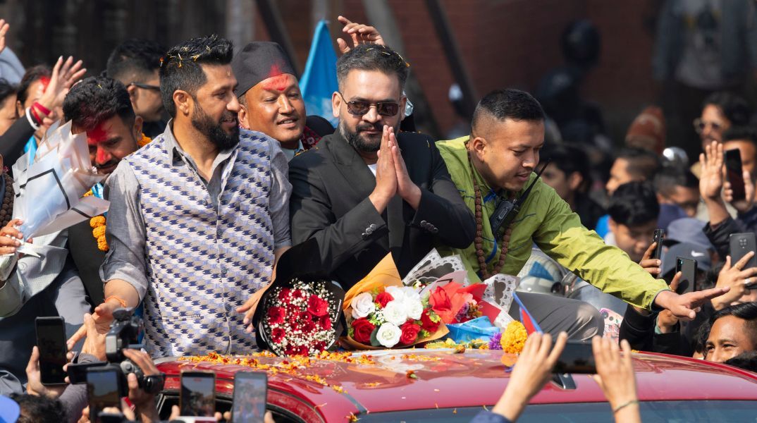 Ο πρώην ράπερ Μπαλέντρα Σαχ οδηγεί το κόμμα του σε σαρωτική νίκη στις εκλογές του Νεπάλ και ετοιμάζεται να γίνει ο νέος πρωθυπουργός.