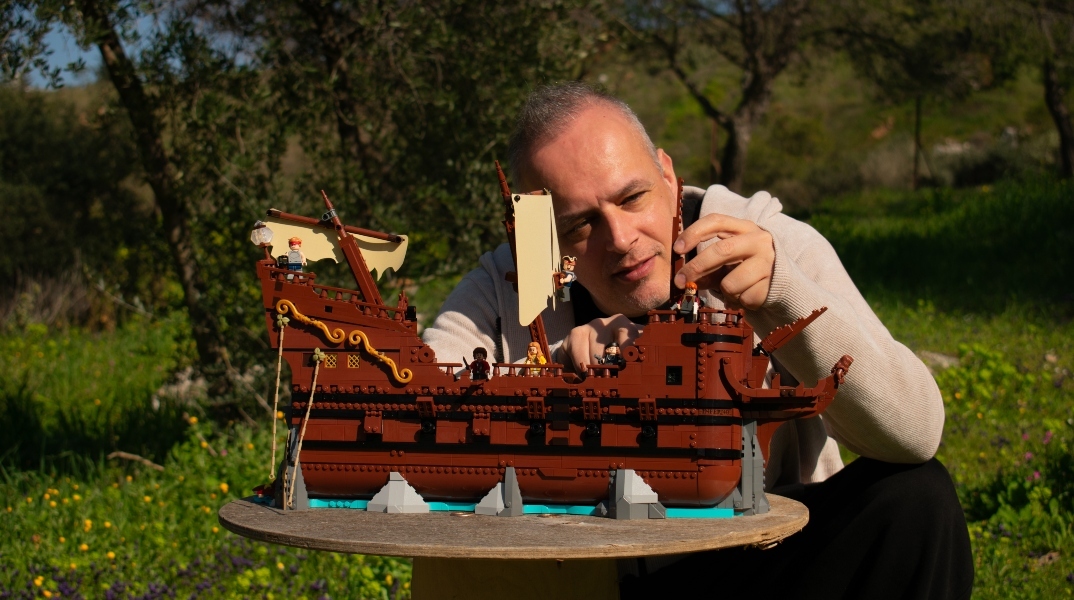 Ο Έλληνας designer Βαγγέλης Ντεζές μιλά για το LEGO Ideas σετ των Goonies, τη δεκαετή προσπάθεια πίσω από αυτό και τη συνεργασία με τη LEGO.