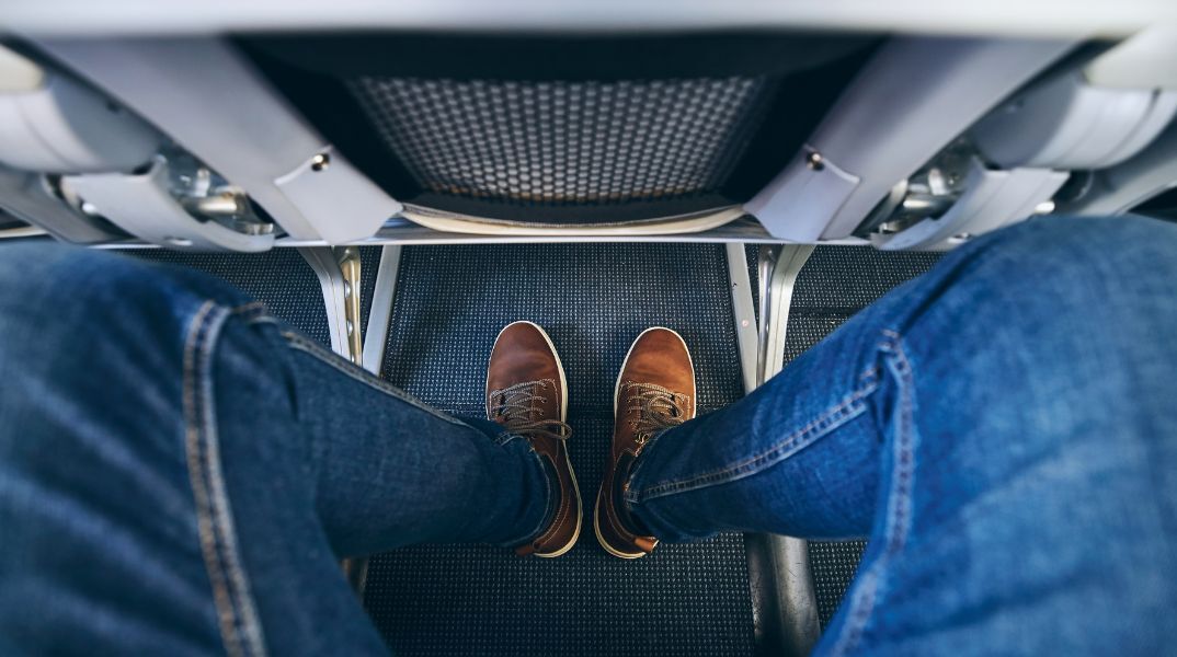 Πρώην αεροσυνοδός εξηγεί πώς οι μαύρες κάλτσες μπορεί να προκαλέσουν ατυχήματα σε νυχτερινές πτήσεις και τι πρέπει πραγματικά να φοράμε στο αεροπλάνο