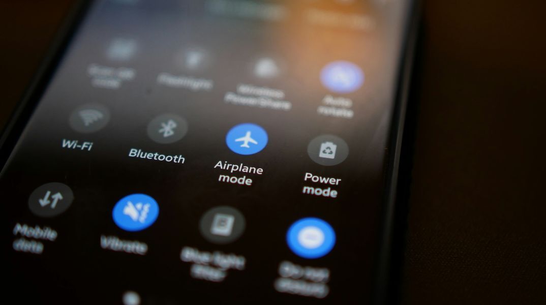 Πρώην αεροσυνοδός εξηγεί γιατί η λειτουργία πτήσης είναι απαραίτητη και αποκαλύπτει άγνωστους κανόνες για πιλότους και πληρώματα.