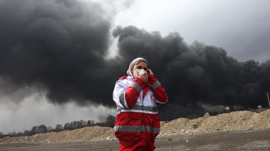 Ο Ερυθρός Σταυρός ζητά επειγόντως 44 εκατ. ευρώ για την ενίσχυση του Ιράν, καθώς οι ανάγκες σε 197 πόλεις για περίθαλψη και στέγαση αυξάνονται ραγδαία.