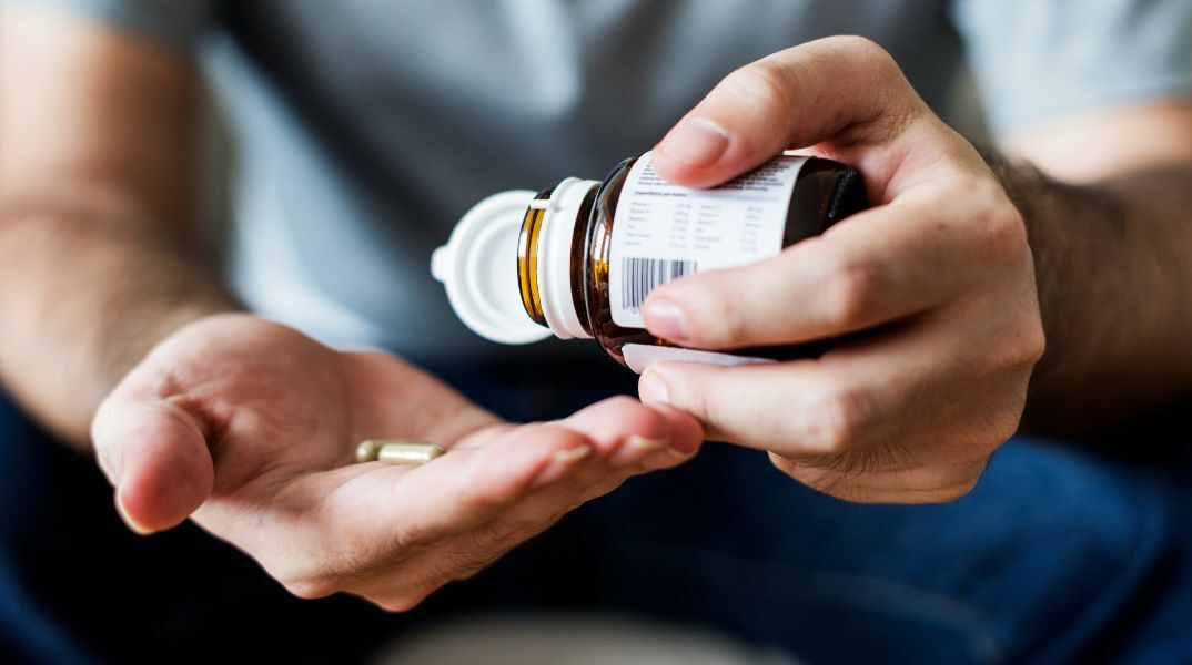 Γιατροί προειδοποιούν για την υπερβολική λήψη βιταμίνης D μετά τη νοσηλεία άνδρα με τοξικότητα και οξεία νεφρική βλάβη - Οι κίνδυνοι της κατάχρησης συμπληρωμάτων