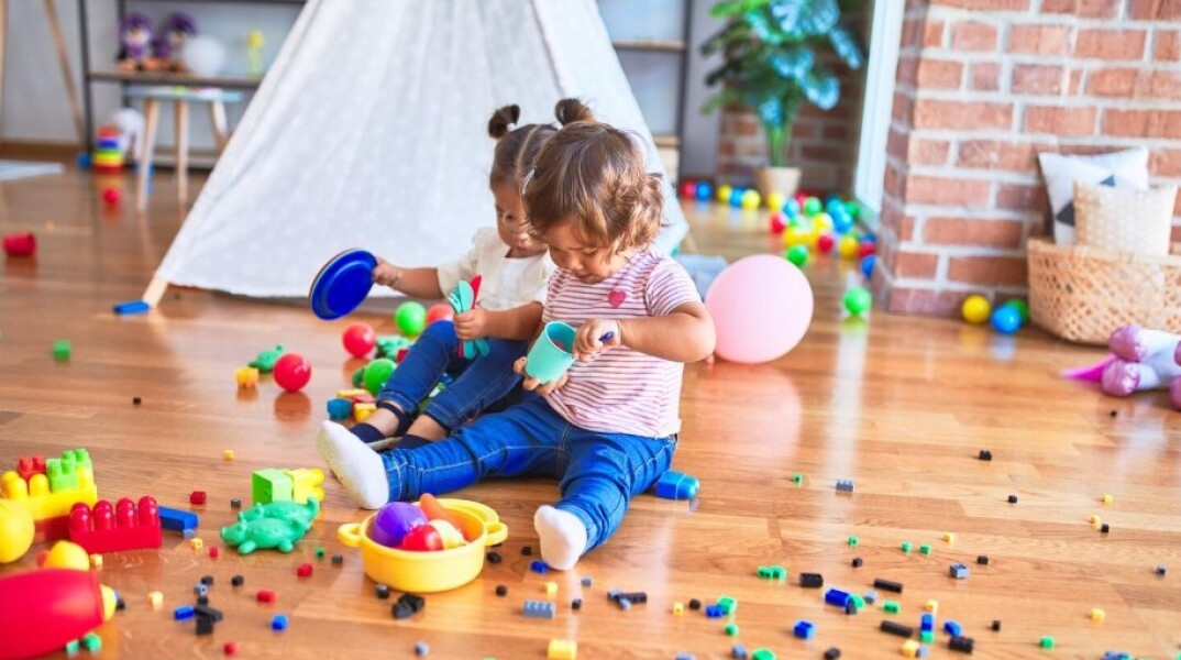 Παιδιά παίζουν με παιχνίδια