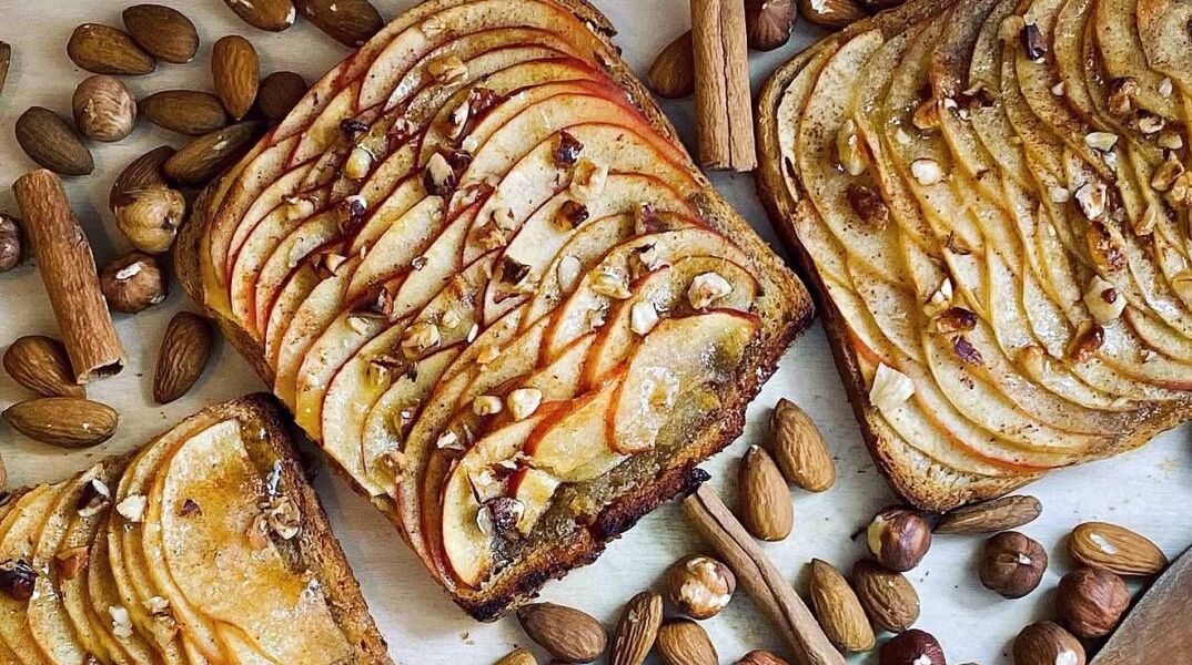 Σπιτική «Μηλόπιτα» πάνω σε ψωμί