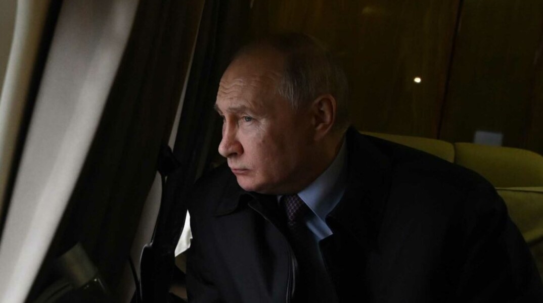 Ο πρόεδρος της Ρωσίας, Βλαντίμιρ Πούτιν, μέσα στο αεροπλάνο