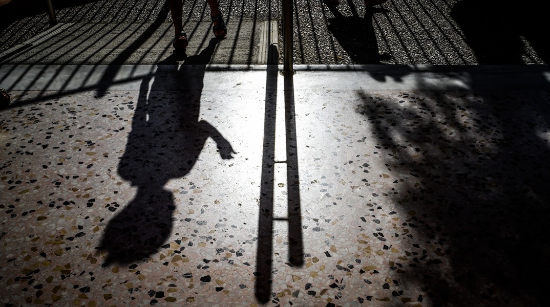 Σκιές μαθητών σε τάξη