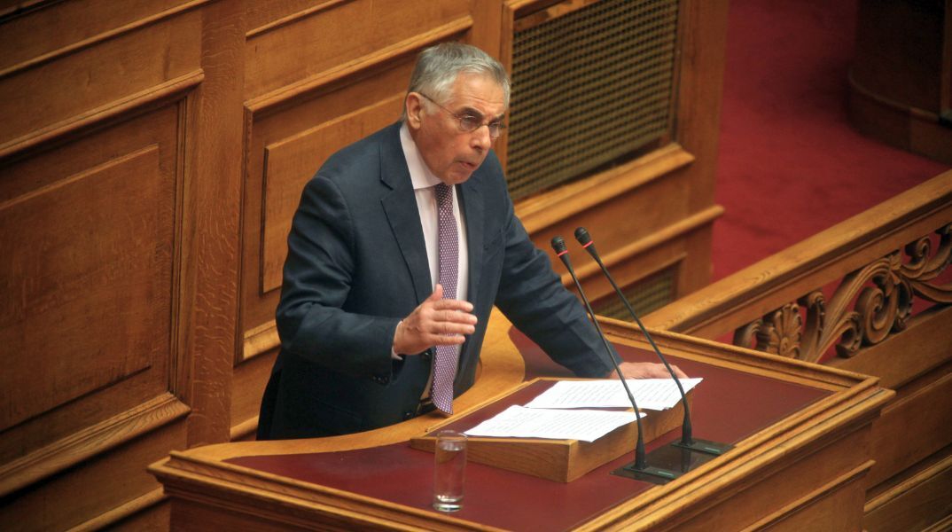 To ΠΑΣΟΚ κάνει δώρο στον Μητσοτάκη έναν Πελεγρίνη