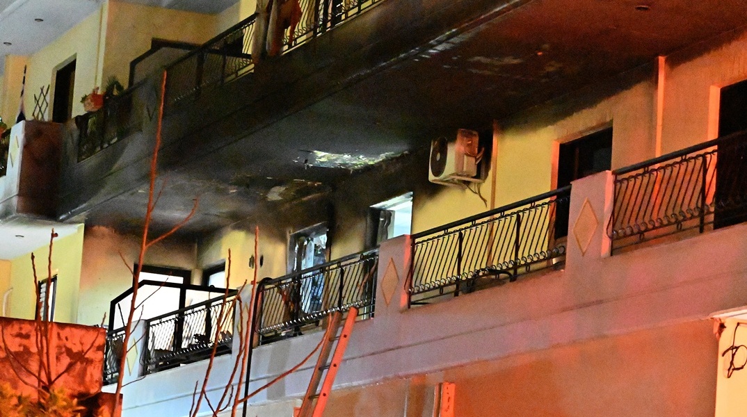 Άποψη του μπαλκονιού του σπιτιού μετά την κατάσβεση της φωτιάς