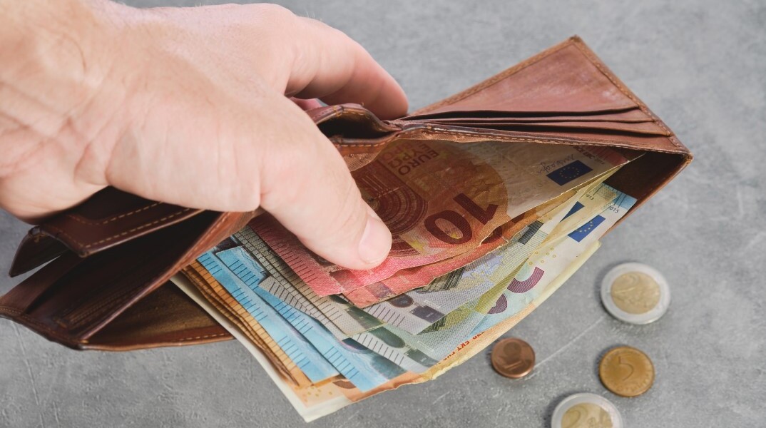 Πορτοφόλι με χαρτονομίσματα και κέρματα του ευρώ