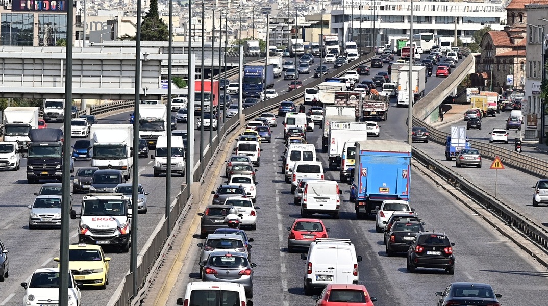 Αυτοκίνητα κολλημένα στην κίνηση