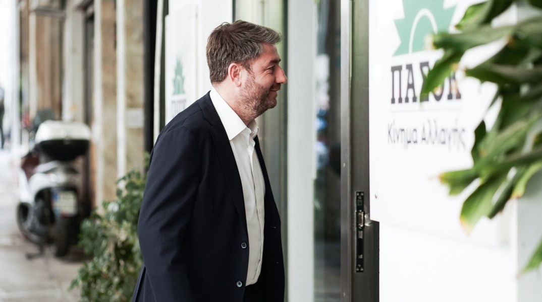 Ο Νίκος Ανδρουλάκης προσέρχεται στα γραφεία του ΠΑΣΟΚ στη Χαριλάου Τρικούπη