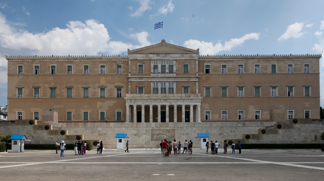 Τροχαίο ατύχημα με δύο μηχανές έξω από τη Βουλή - Στο νοσοκομείο σε σοβαρή κατάσταση ο ένας οδηγός
