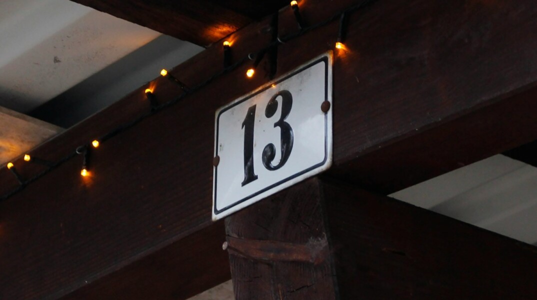 Παρασκευή και 13 σήμερα: Γιατί θεωρείται γρουσούζικη μέρα η σημερινή; - Τα δυσάρεστα γεγονότα που συνδέθηκαν με την Παρασκευή και ο φόβος για τον αριθμό 13 