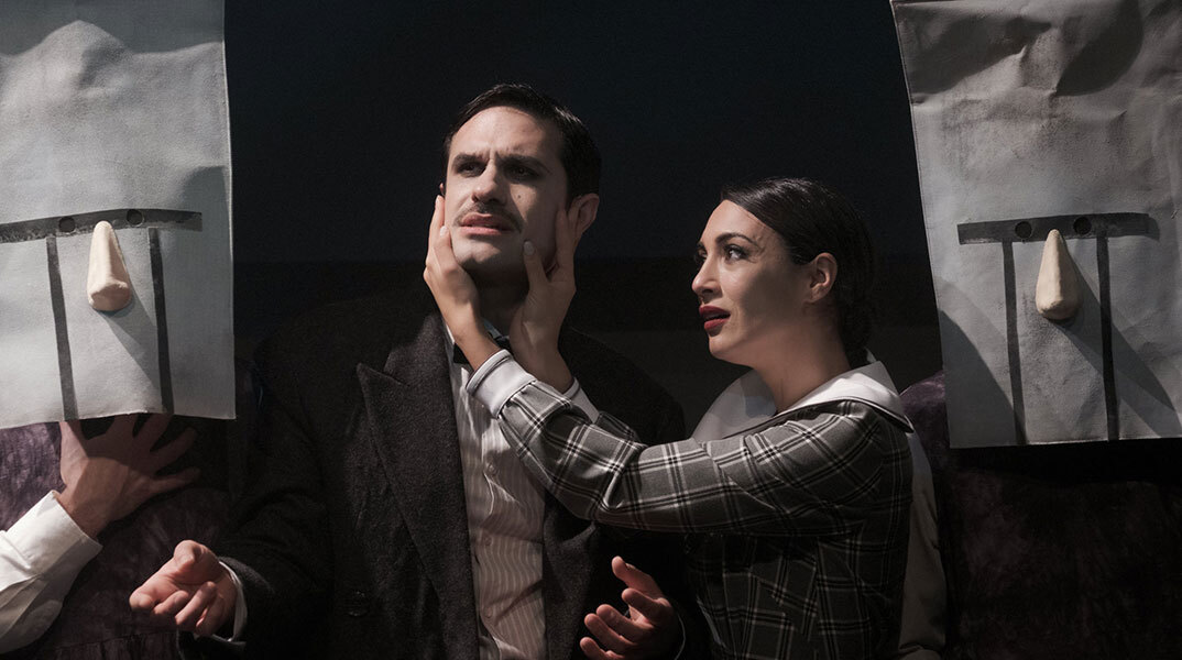 Ορφέας Αυγουστίδης και Ευγενία Σαμαρά στην παράσταση «Εκείνος που έκλεψε τη μέρα και πλήρωσε τη νύχτα»